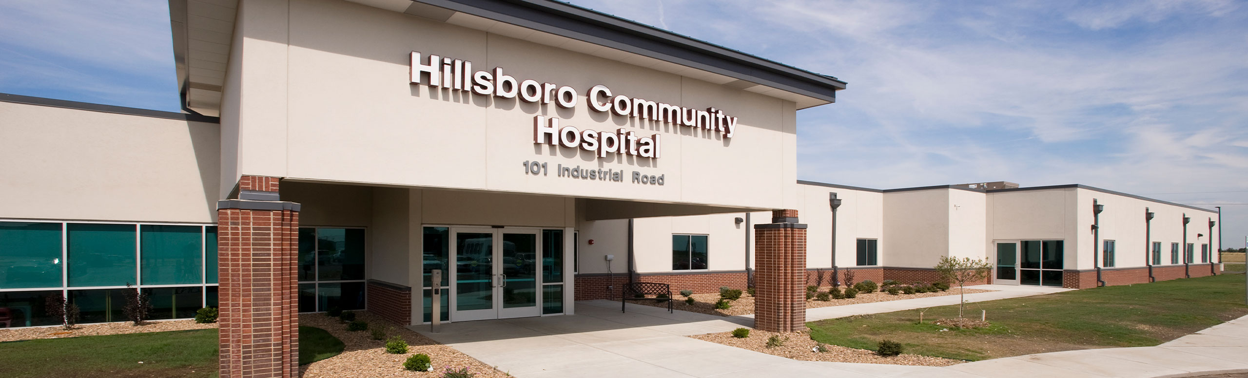 Banner picture of Hillsboro Community Hospital front entrance during the day time.
