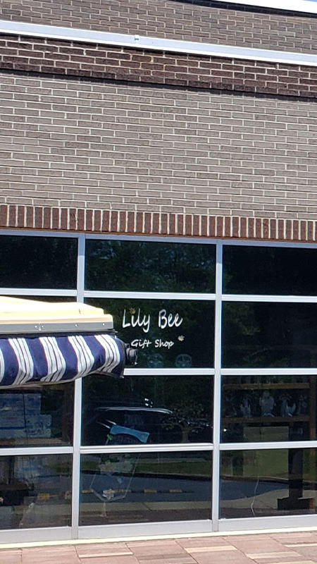 Outside photo of Lily Bee gift shop. (Click here for more info)